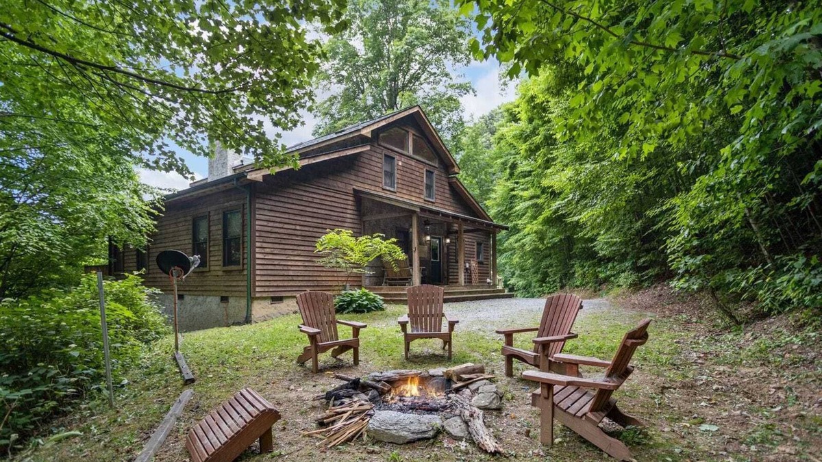 Apple Ridge Cabin | Cozy Cabin Nestled in Wooded Setting