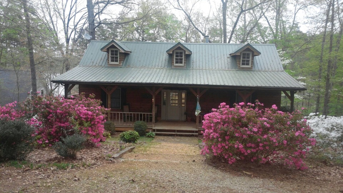 Martin Cabin | Cozy cabin on Lake Hartwell. Book your family Summer & Fall vacation today!