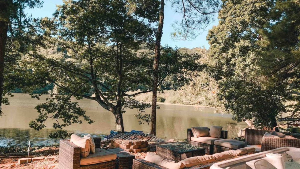 Martinsville Apartment | Cozy Cabin on Lake Front With Hot tub Firepit