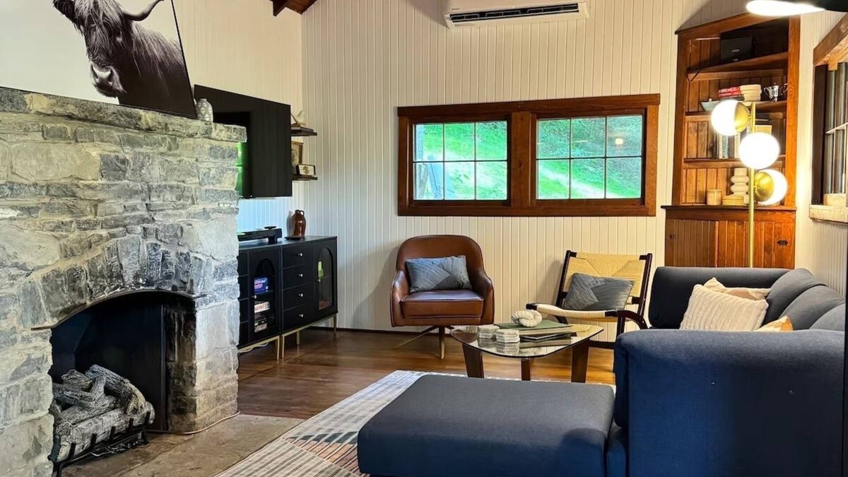 Rileyville Cabin | Cozy Cabin on Shenandoah River —Canoe, Kayak, Hot Tub, WiFi, EV Charger, AC, TV