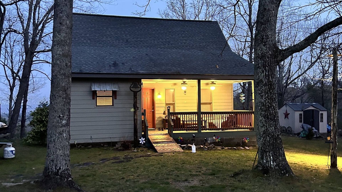 Cedar Bluff Cottage | Cozy cabin on the brow. Beautiful flowers perfect for your spring getaway!