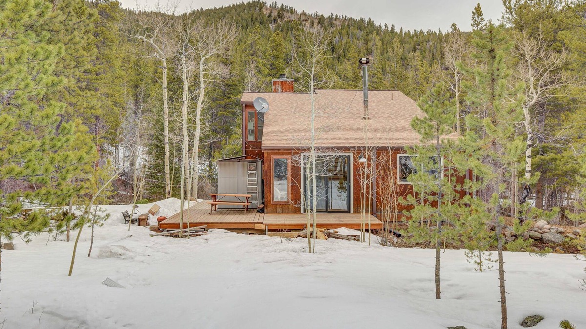 Idaho Springs Cabin | Cozy Cabin on the River Hot Tub Beach