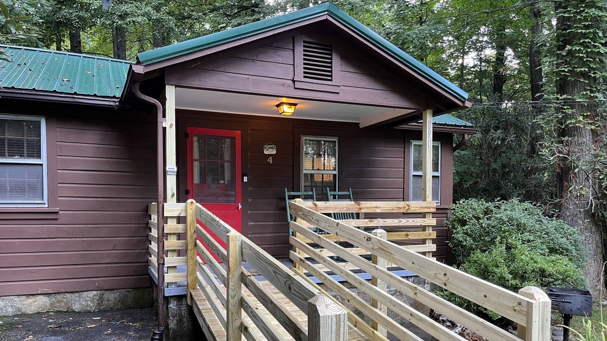 Maggie Valley House | Cozy Cabin Pet and Accessible Friendly