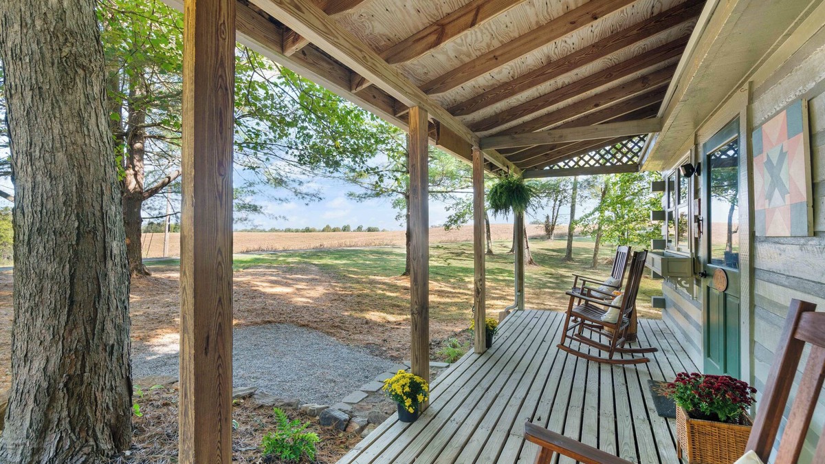 Birdseye Cabin | Cozy Cabin Retreat near Patoka Lake & Winery -Fire Pit, Boat Parking & more!