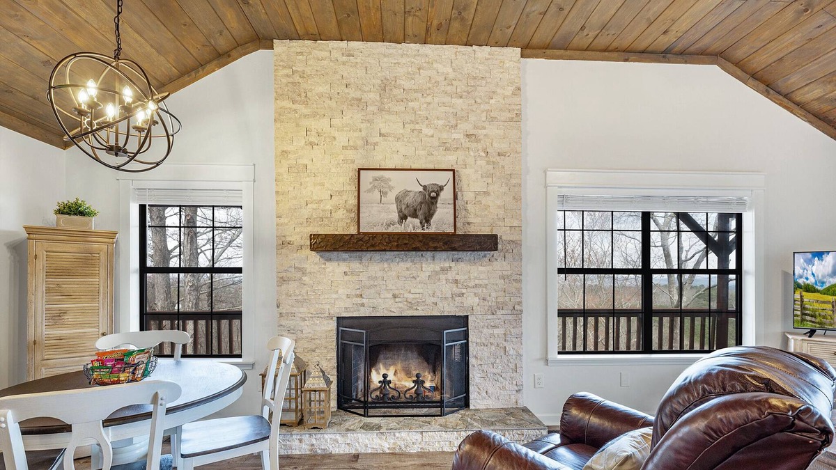 Ranger Cabin | Cozy Cabin Retreat with STUNNING MOUNTAIN views and HOT TUB!