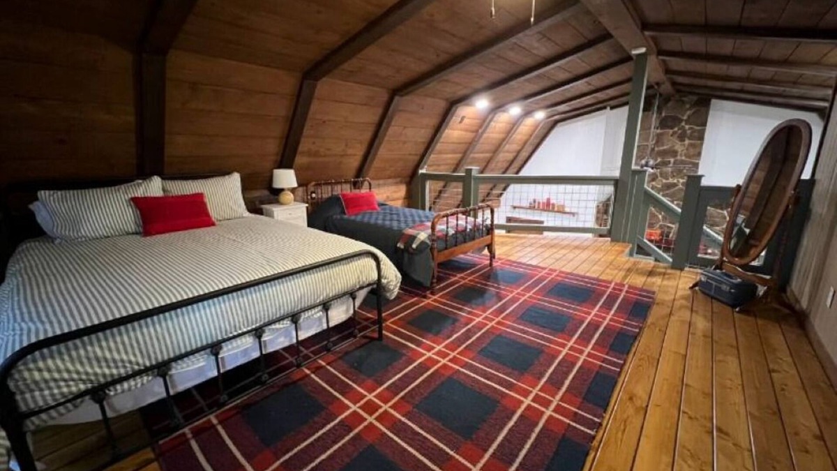 McMinnville Cabin | Cozy Cabin -Rock Fireplace - Great sunset views - 5 State Parks w/in hour