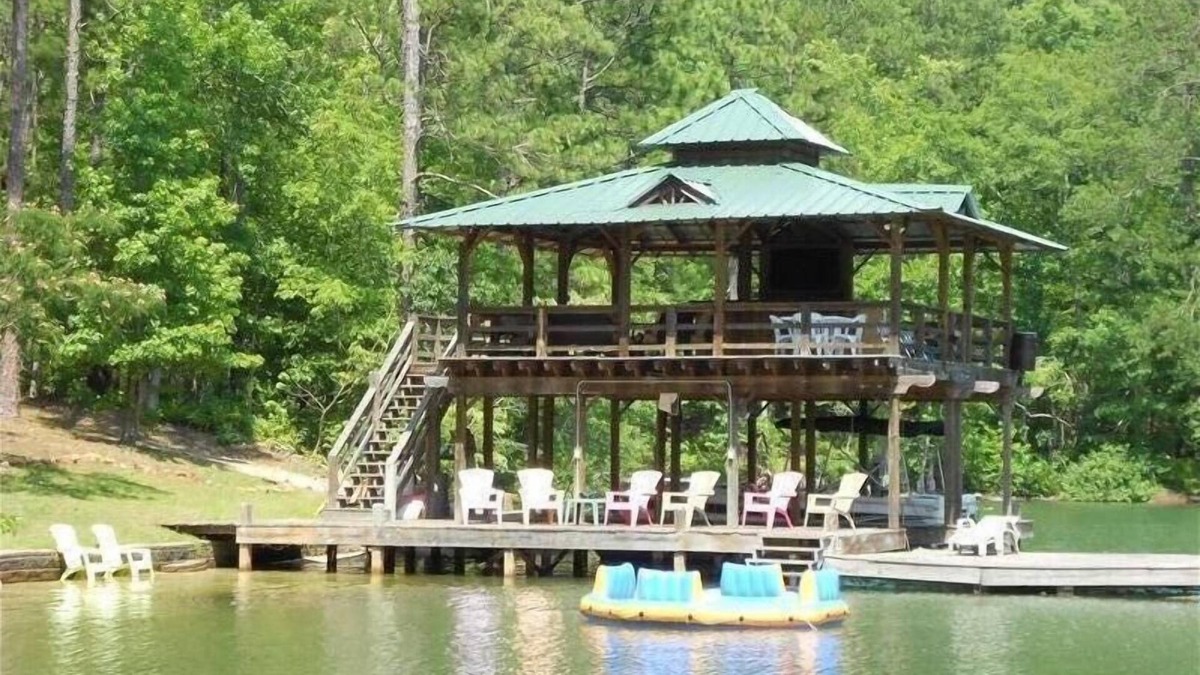 Dadeville Cabin | Cozy Cabin,Sandy Beach,Fantastic Dock W/50' TV & Boat Launch
