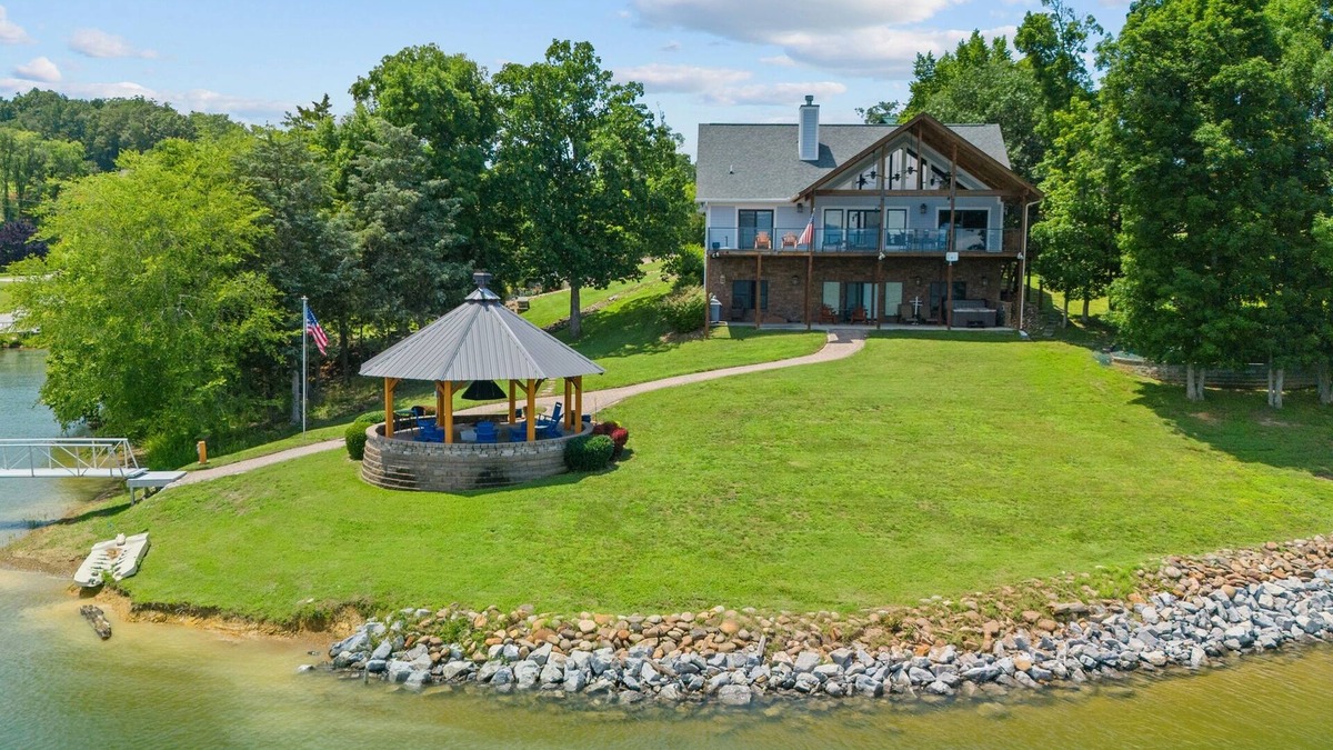 Sevierville Cabin | Cozy Cabin Style Lake House