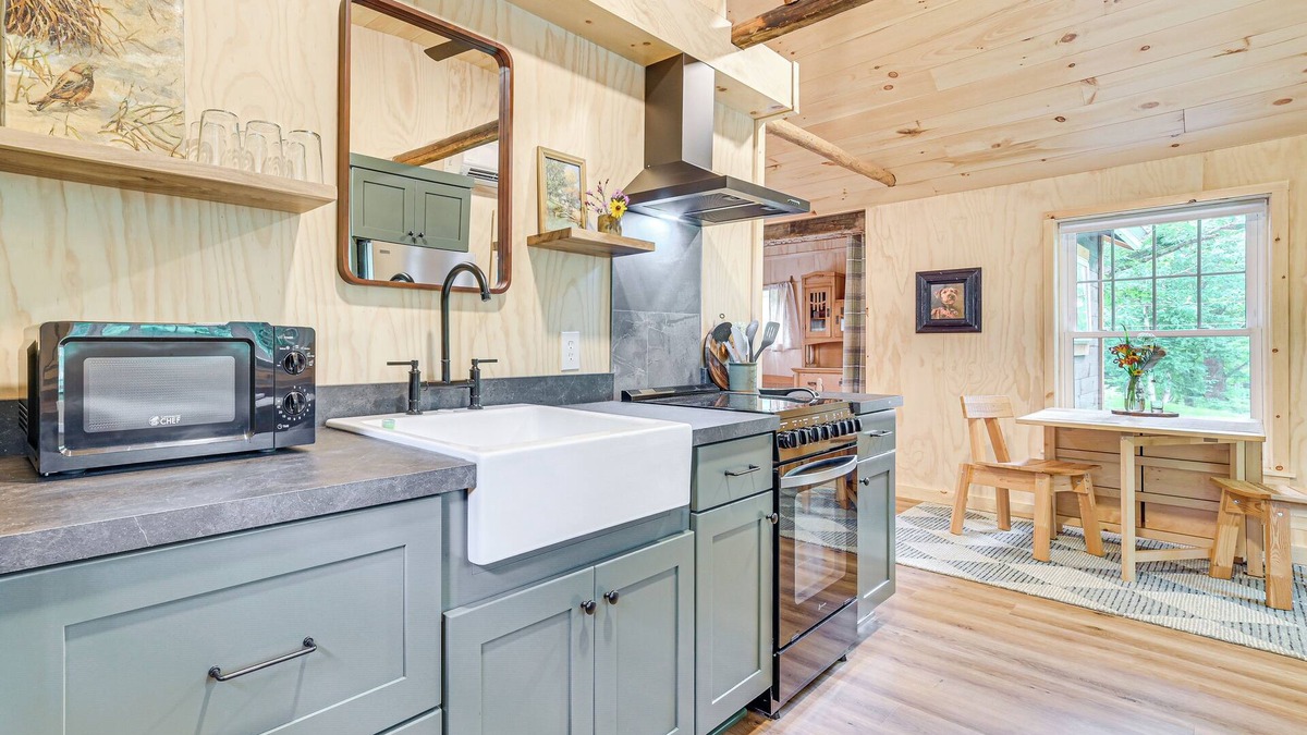 Lake Apartment | Cozy Cabin w/Fire Pit < 1 Mi to Crooked Lake!