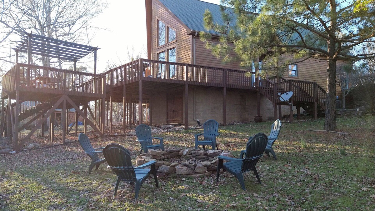 Norfork Cabin | Cozy Cabin w/Fireplace and Wraparound Deck