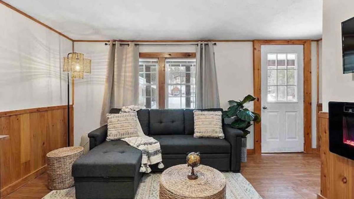 Thornton Cabin | Cozy Cabin W/private HOTTUB & Pet Friendly near Loon MTn, Waterville & Owls Nest