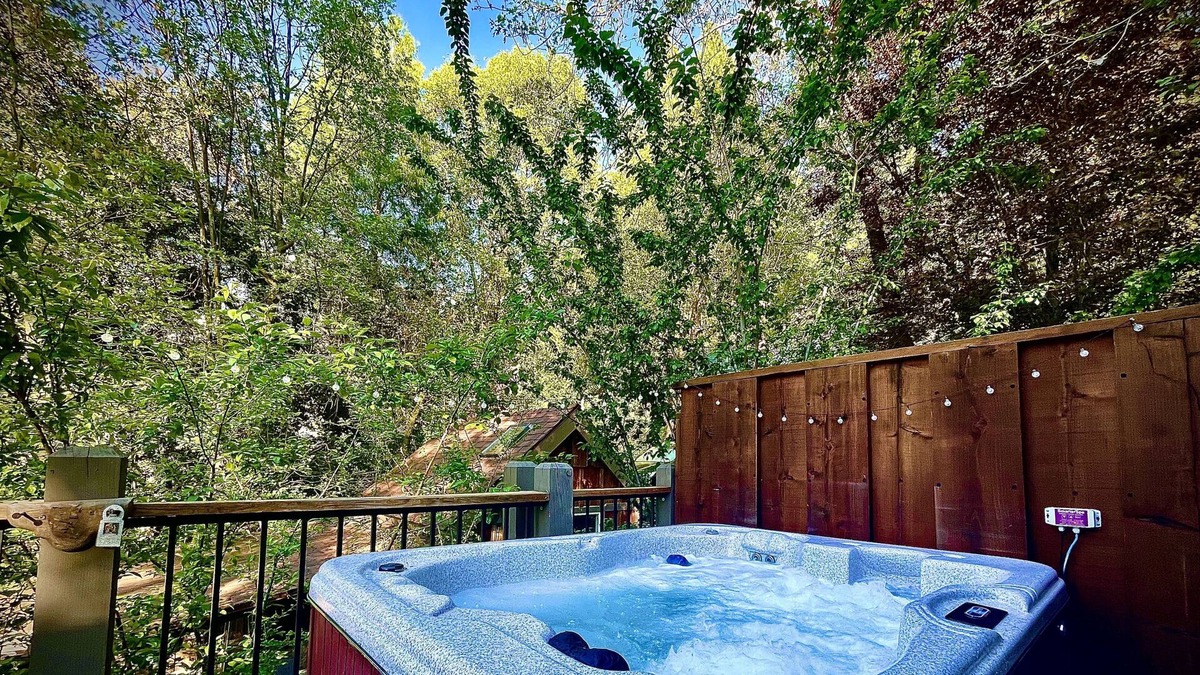 Crestline Cabin | Cozy Cabin w/ Views-HOT TUB! Family Dog Friendly!