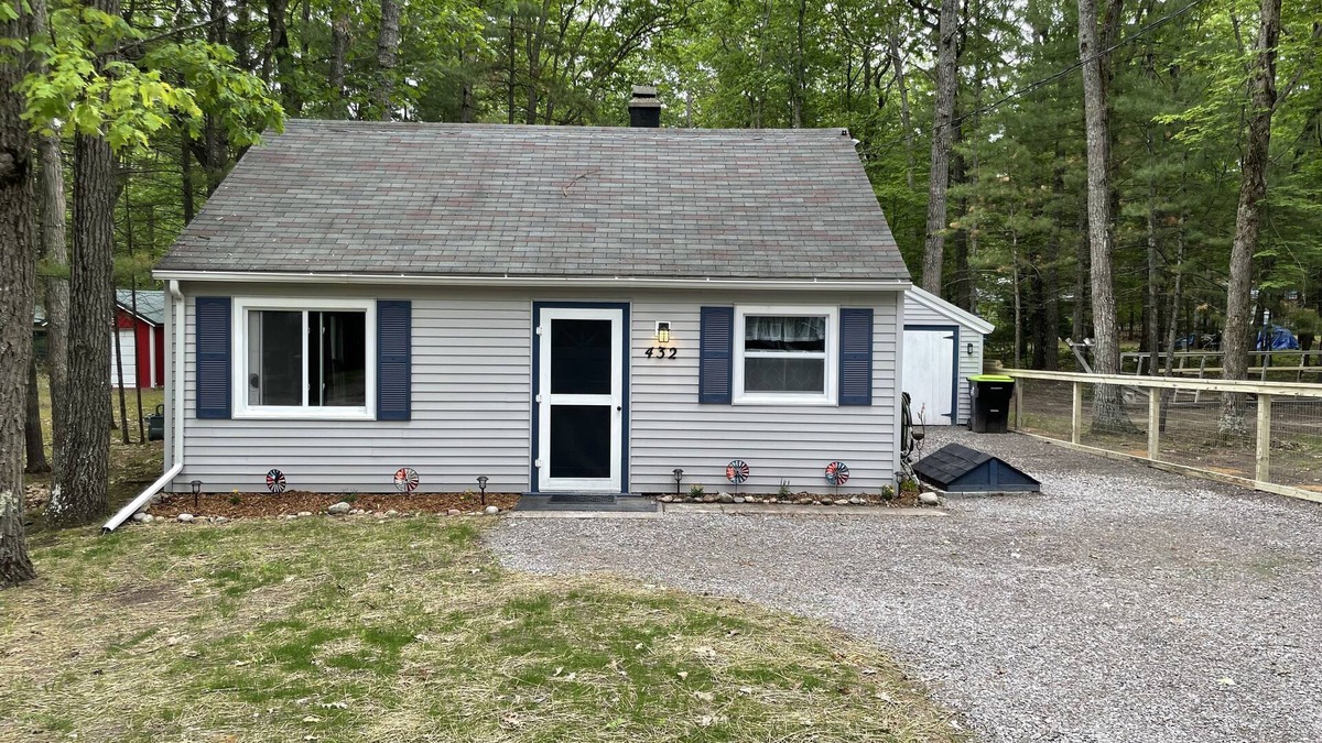 Higgins Lake House | Cozy Cabin- Walk to Higgins Lake & beach-Dogs ok