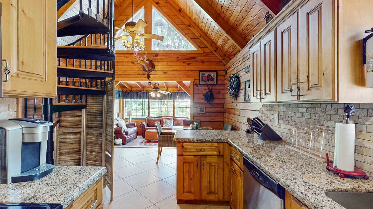 Okeechobee Cabin | Cozy cabin with boat dock/parking, fishing, shared pool & Dog friendly