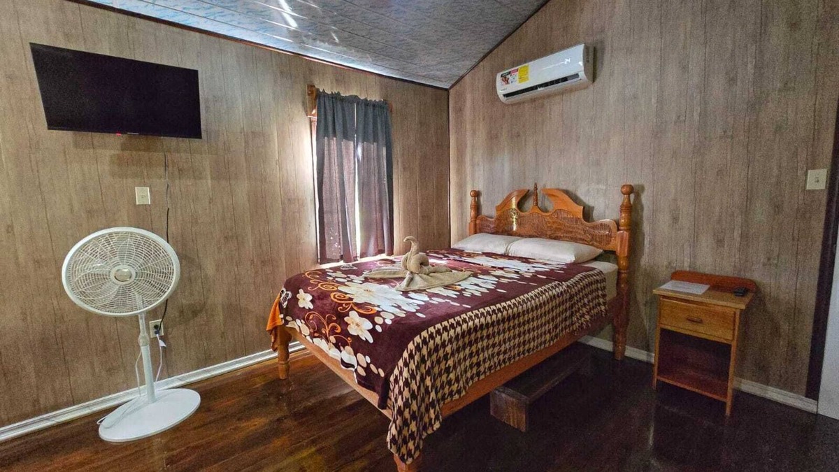 Hopkins Cabin | Cozy cabin with 1 bedroom and AC, WiFi in charming Hopkins