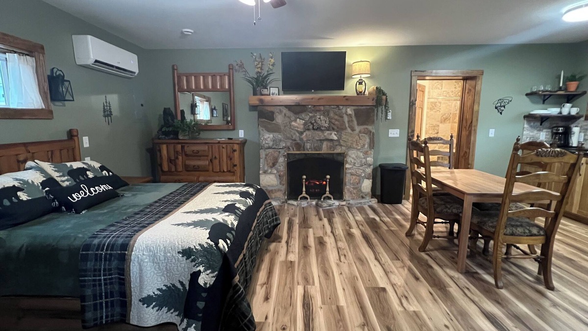 Branson Cabin | Cozy cabin with fireplace Lake Taneycomo Dock Fishing!