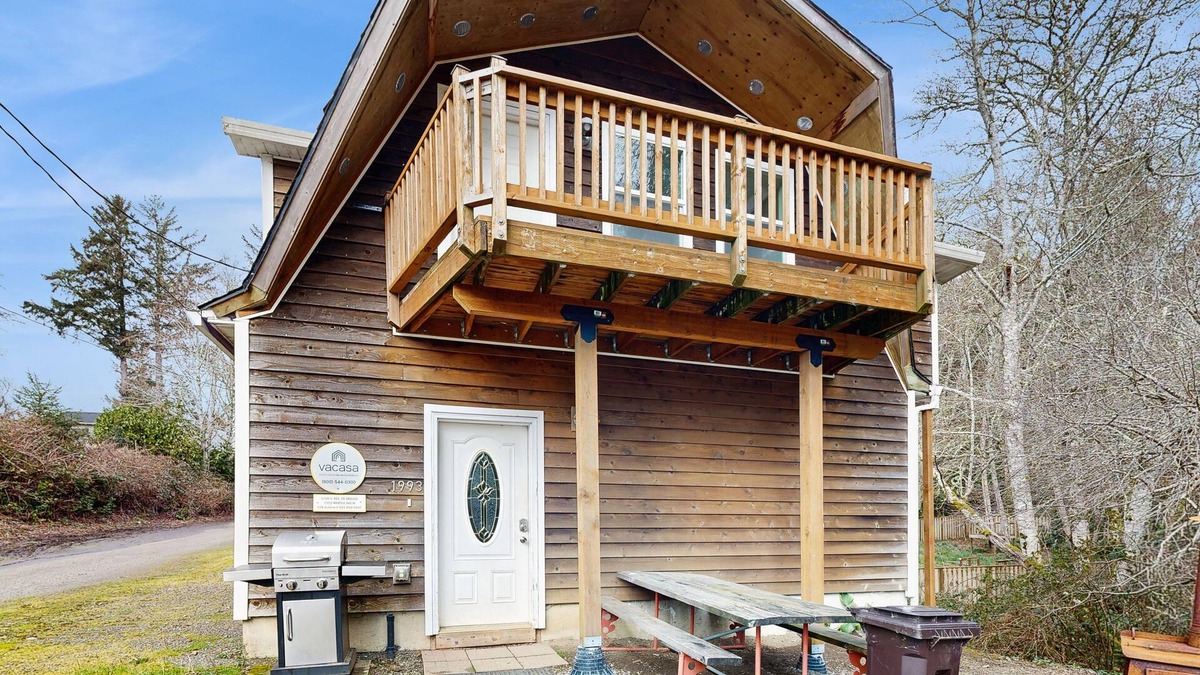 Netarts House | Cozy cabin with fireplace & WiFi, fishing & boats welcome - dog friendly