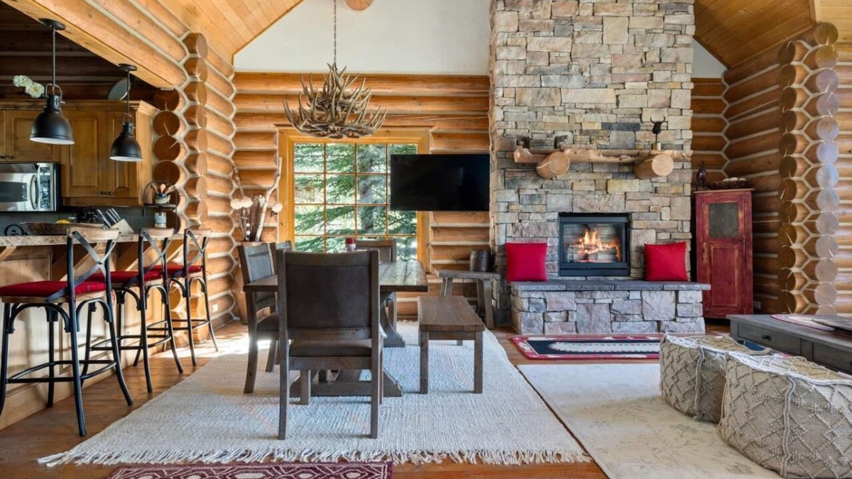 Victor Cabin | Cozy cabin with quiet workspaces and national forest views