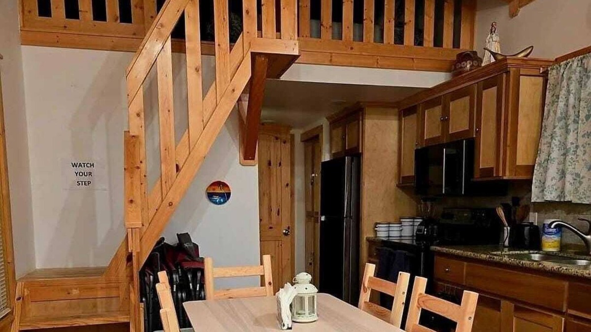 Willis Cabin | Cozy cabin with WiFi and AC in peaceful Willis just a few steps from the lake