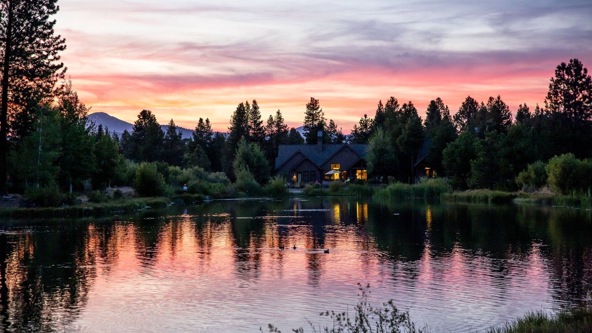 Sunriver Cabin | Cozy Caldera Cabin with Hot Tub, Lake Views & Pet Friendly