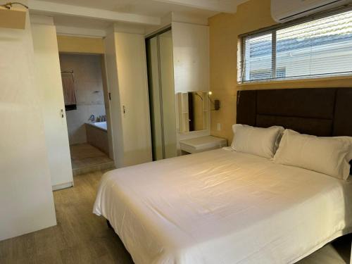 Parow North Apartment | Cozy Calm Apartment with Pool