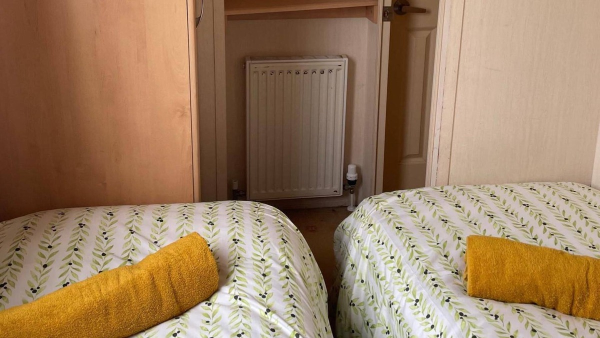 Camber Cabin | Cozy Camber Caravan 3 Bedroom Retreat With Decking