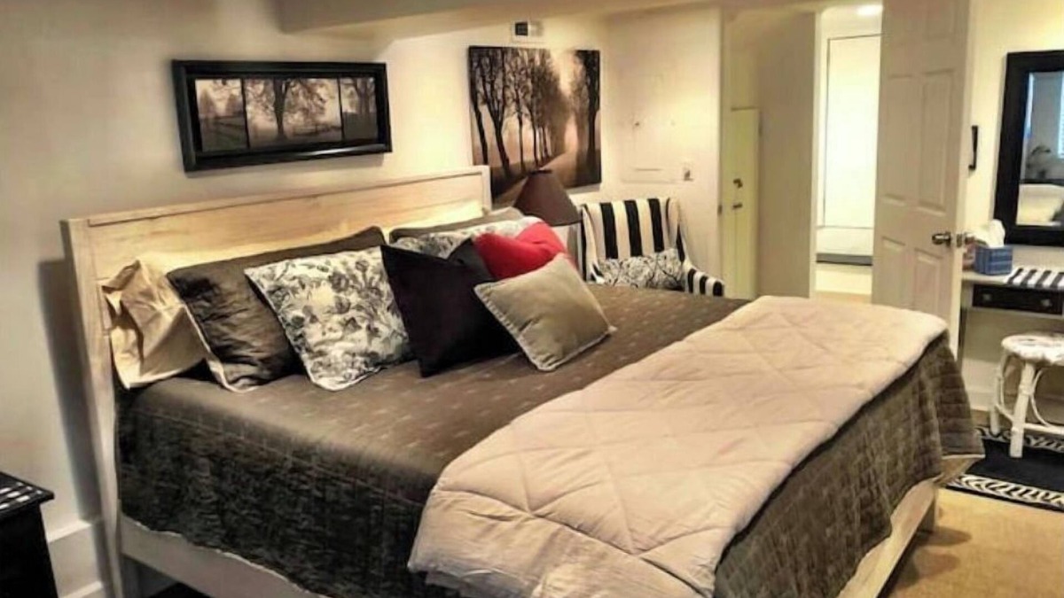 Newnan Apartment | Cozy Camellia in Historic Downtown Newnan