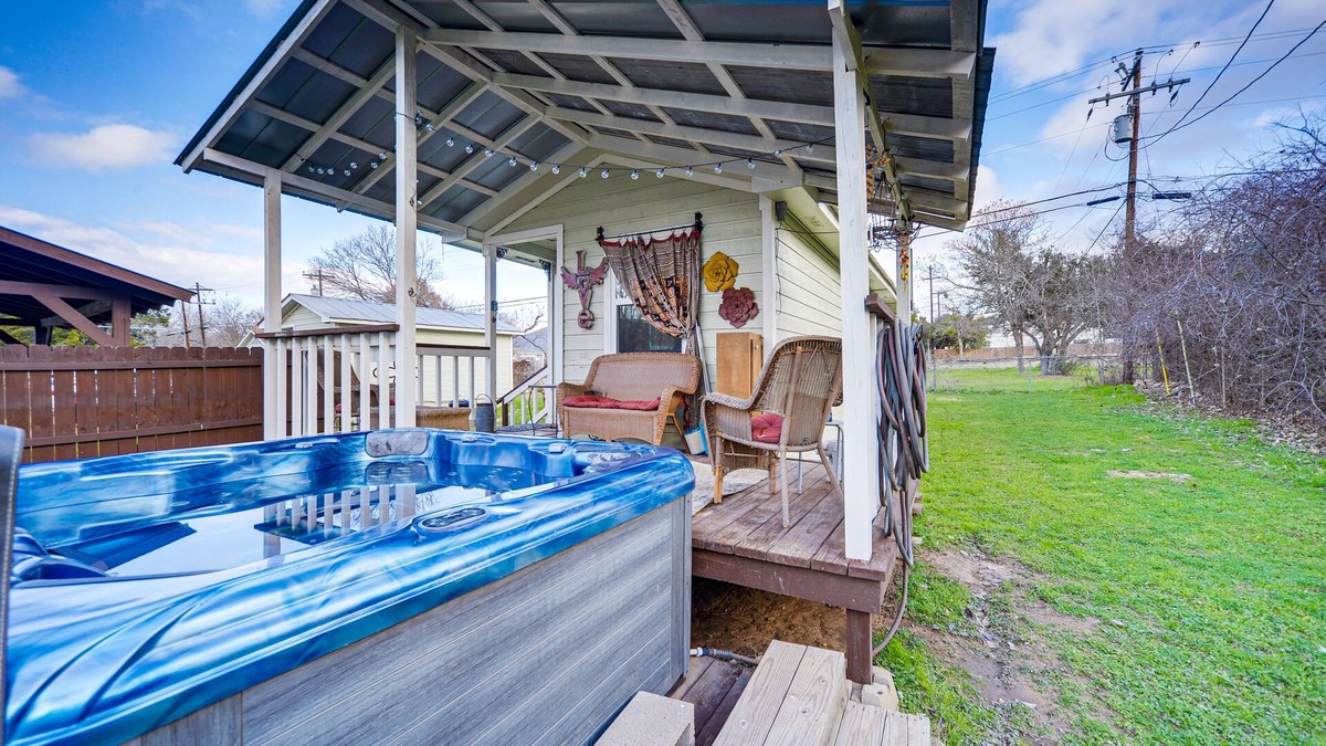 Canyon Lake Cottage | Cozy Canyon Lake Cottage Rental w/Private Hot Tub