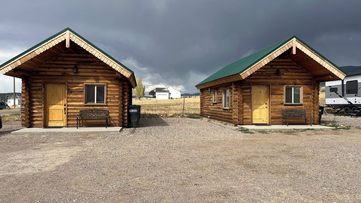 Fairview Cabin | Cozy Canyon Road Cabin with WiFi and AC in peaceful Fairview