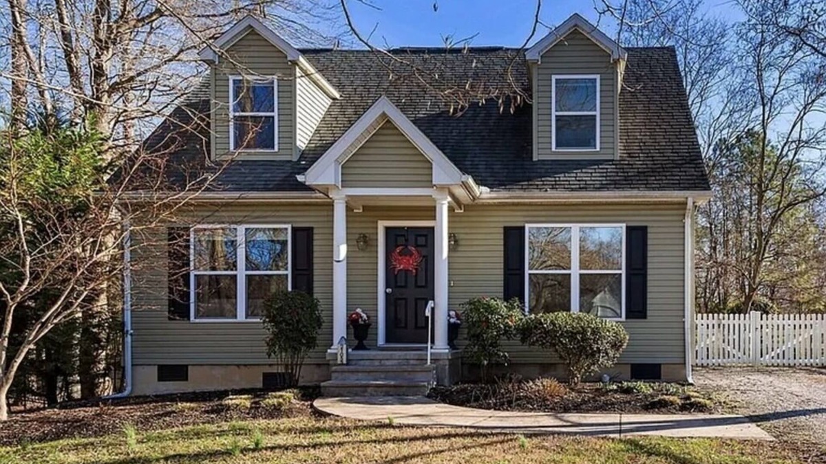 Rock Hall House | Cozy Cape Cod nestled in the heart of Rock Hall, sleeps 8 with pond view!
