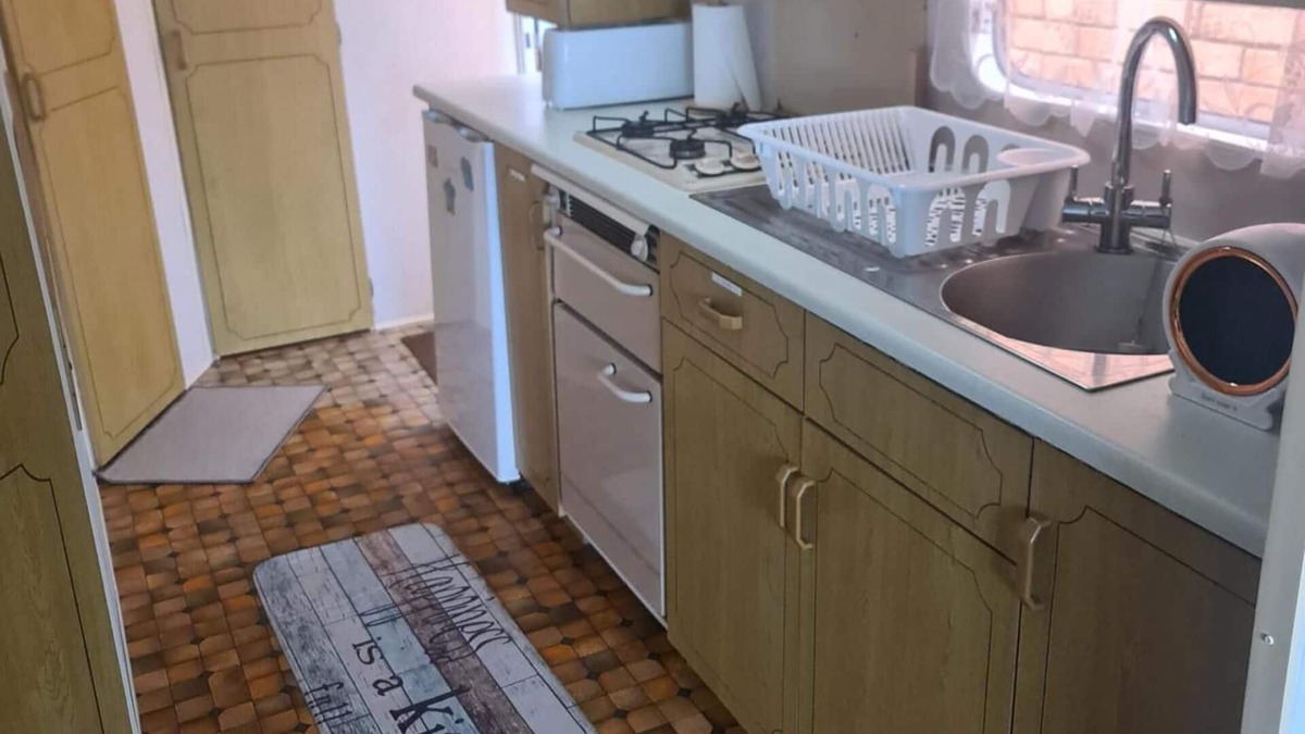 Grangetown Cabin | Cozy Cardiff Cabin Retreat Sleeps 6 by Aimee