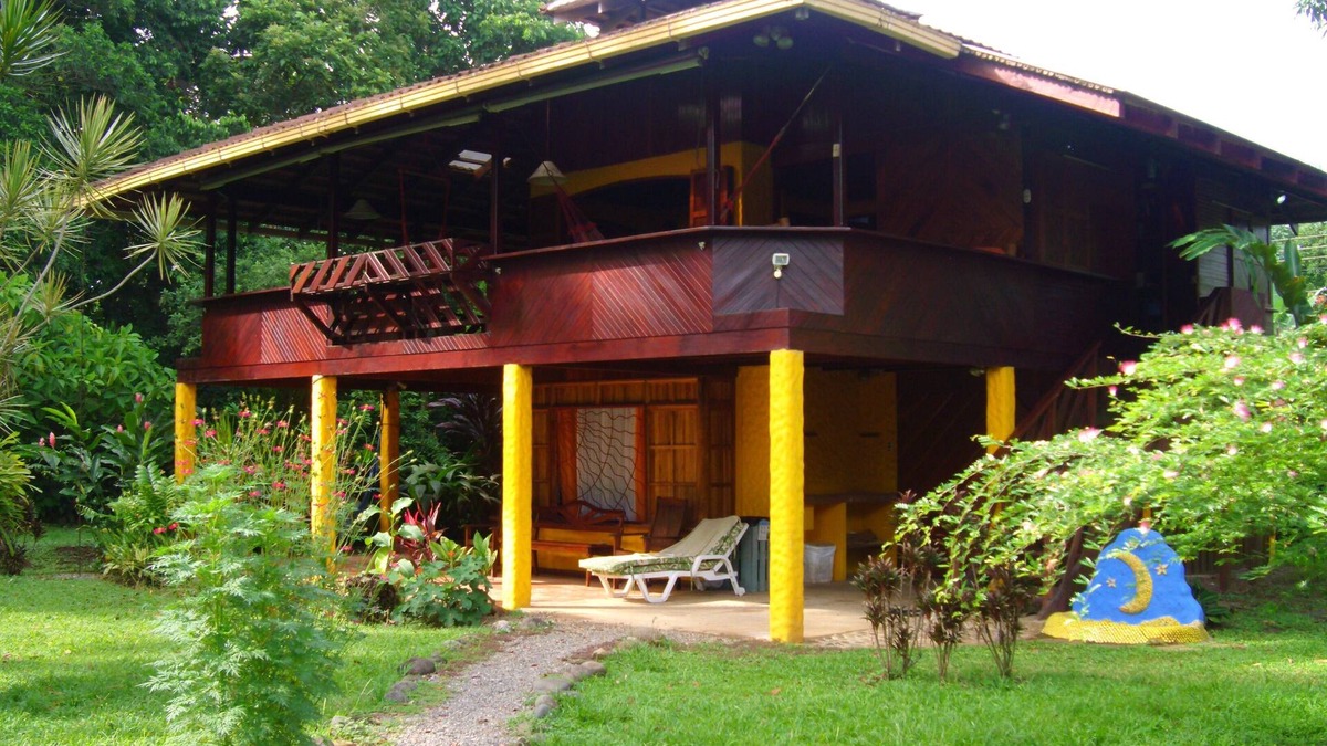 Puerto Viejo de Talamanca House | Cozy Carribean style 3 Bedroom House-50m from the beach!