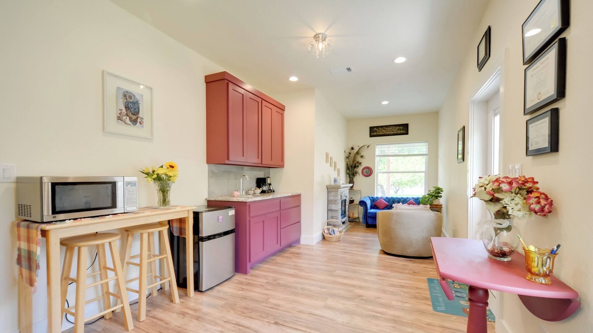 Cottonwood Shores Apartment | Cozy Casita & Cabana on Lake Marble Falls!