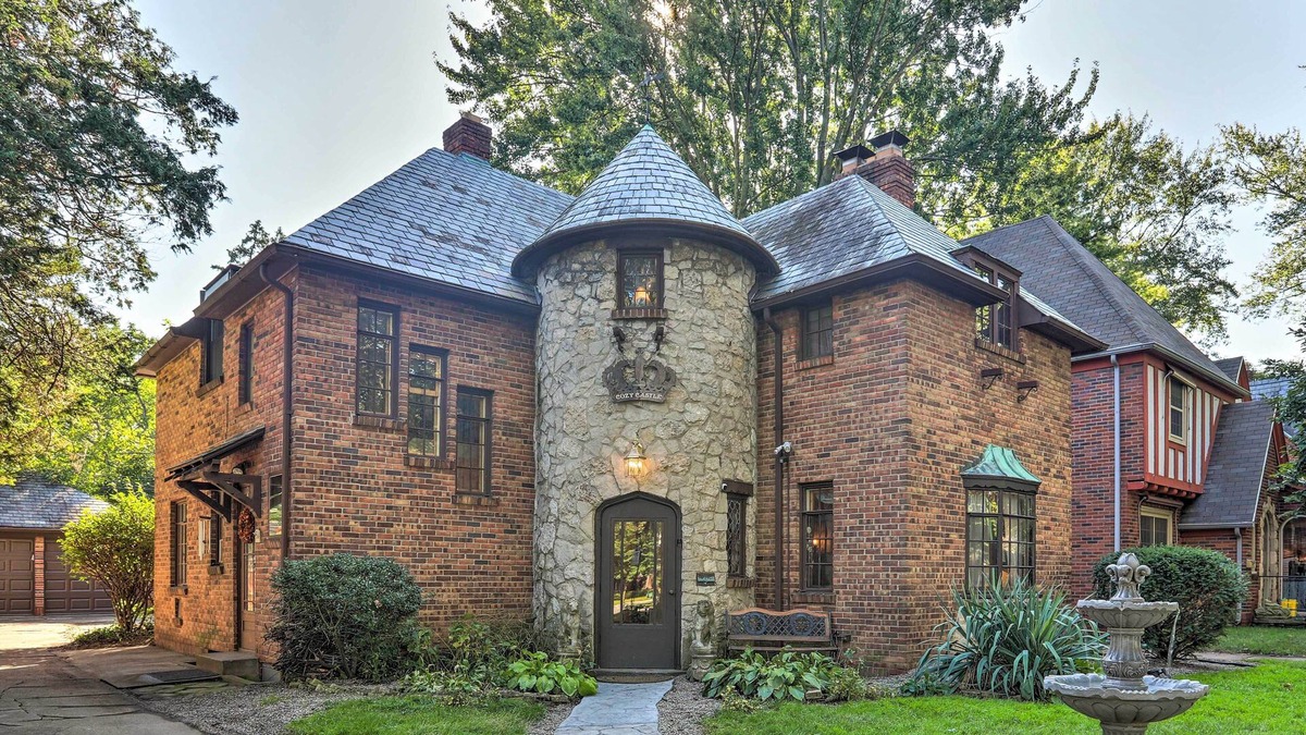 Ottawa House | 'Cozy Castle of Toledo' w/ Yard 1 Mi To University