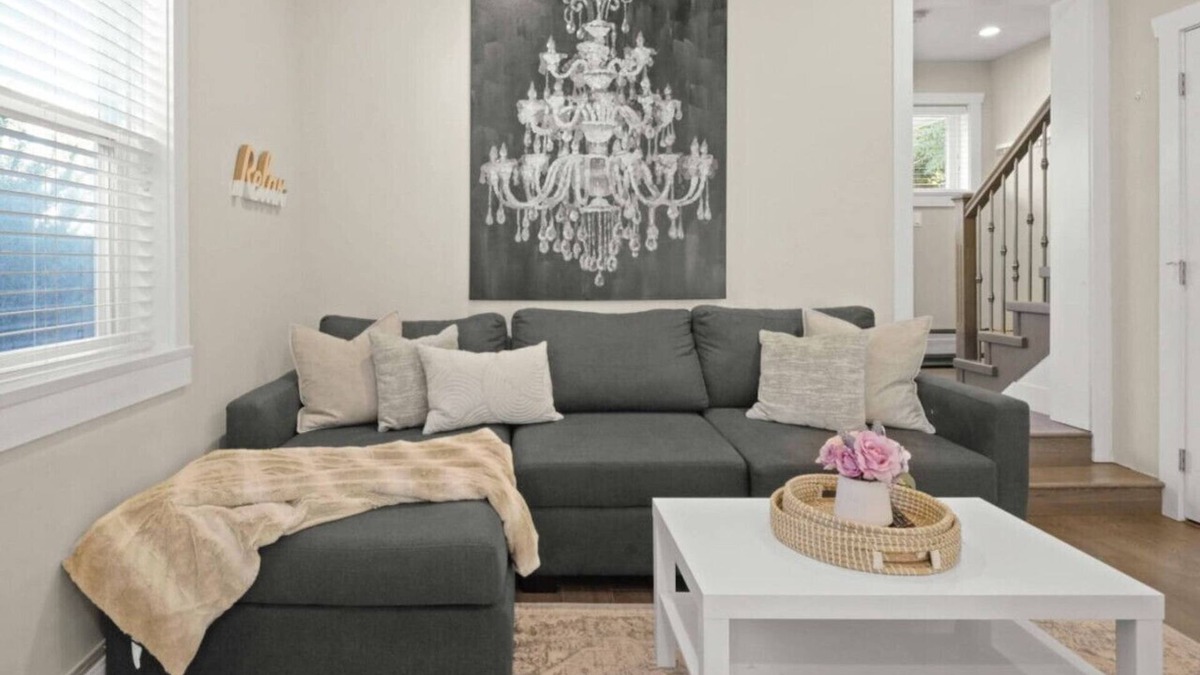 Kensington-Cedar Cottage Apartment | Cozy Central 3BR Home| King Bed| 15 min to DT Van