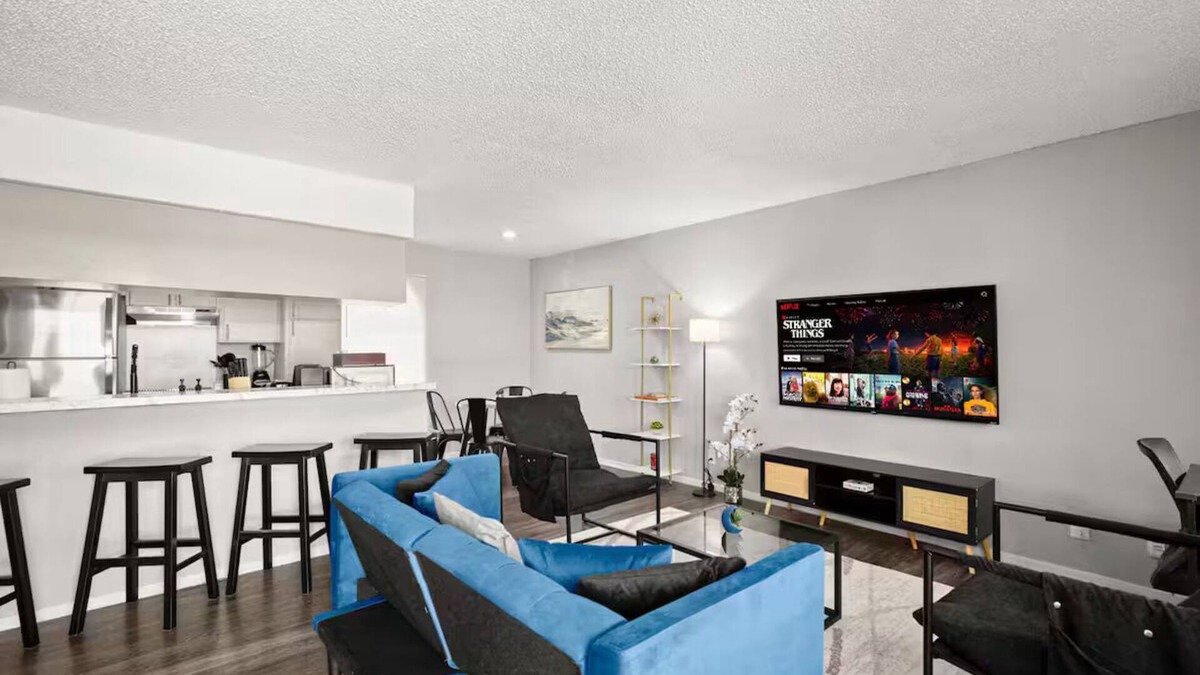 North University Apartment | Cozy & Central ~ UT/Moody ~ Pool ~ Parking ~ WiFi