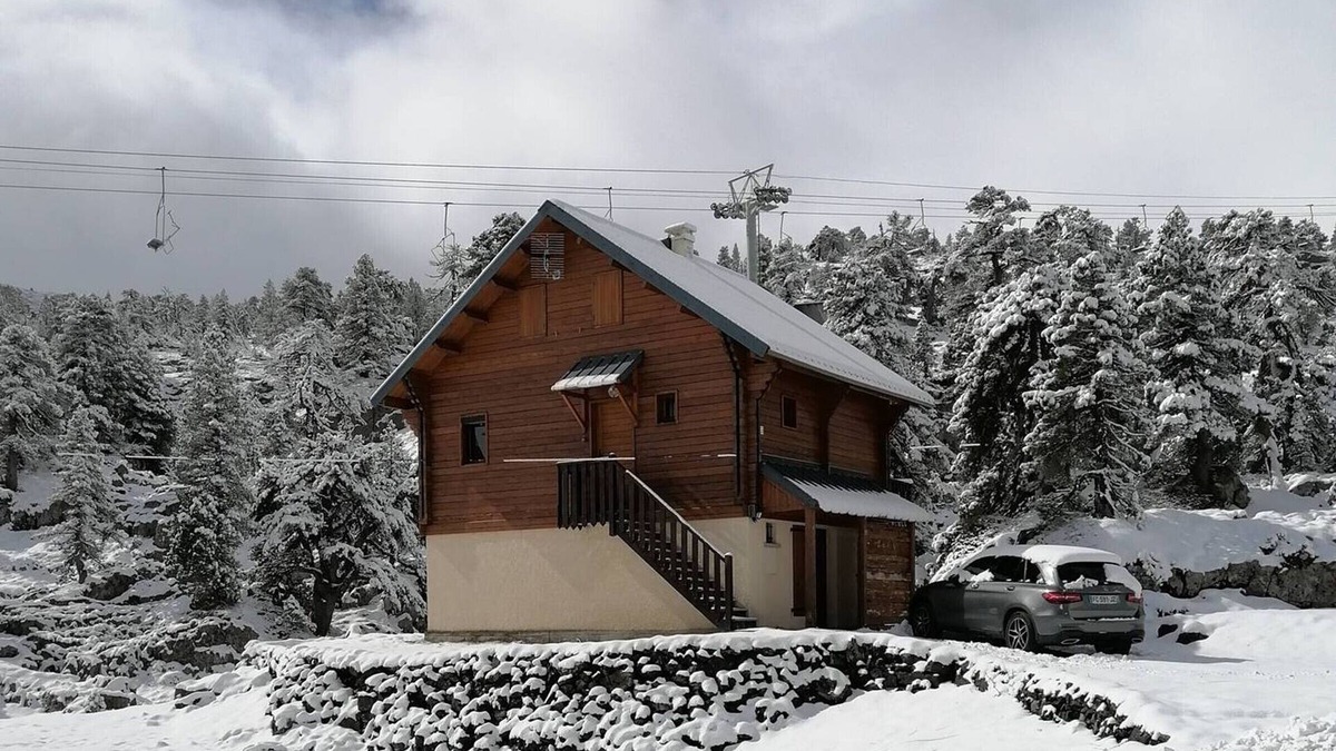 Arette Ski Chalet | Cozy Chalet for 6-8, Near Shops, Modern Amenities, Ski Storage & Free Parking