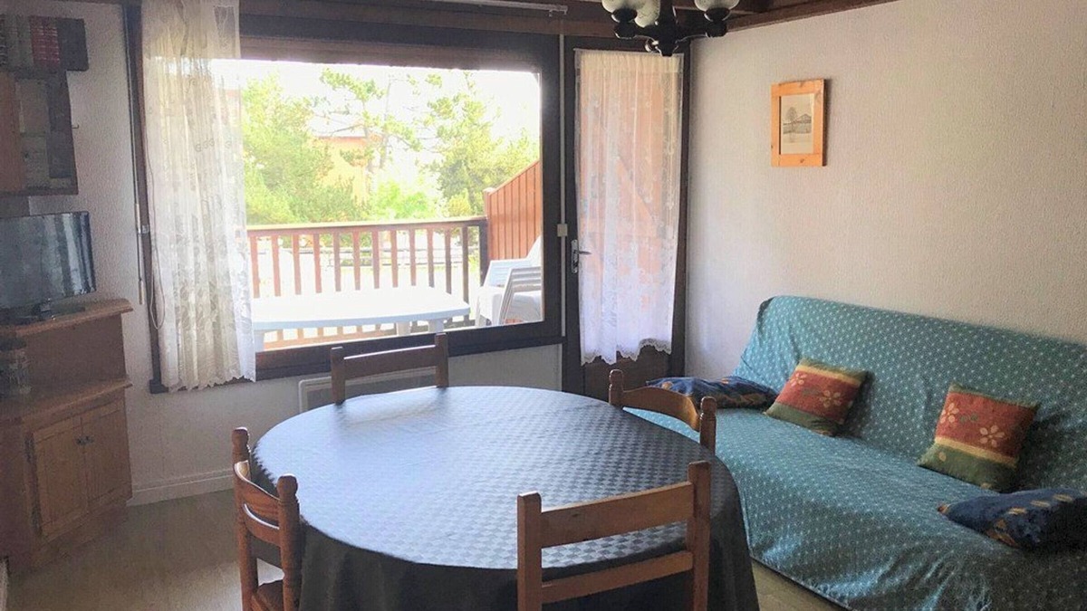 Superbolquere Ski Chalet | Cozy Chalet for 6 with Modern Amenities, Pet-Friendly, Communal Parking