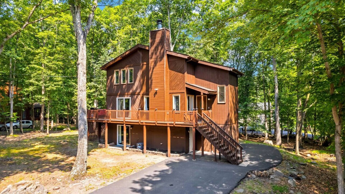 East Stroudsburg House | Cozy Chalet +Game Rm & Fireplace
