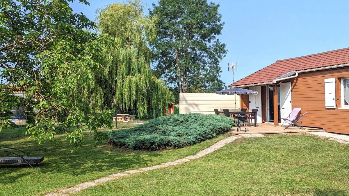 Pesmes Cottage | Cozy chalet in Pesmes with private terrace