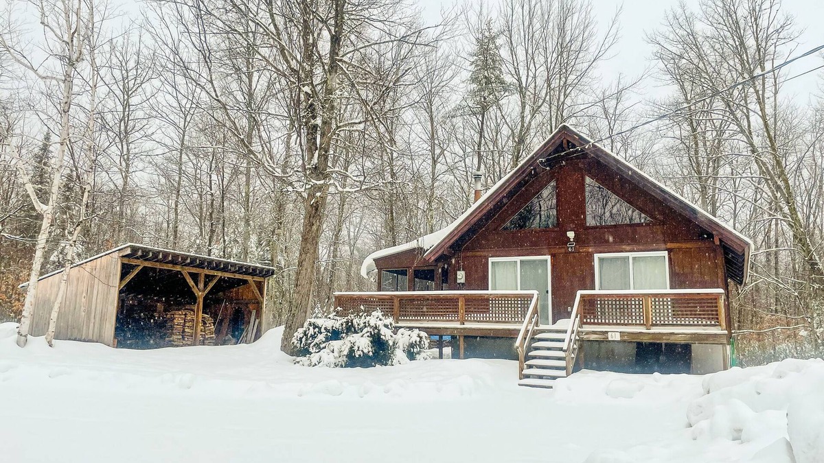 Center Lovell Ski Chalet | Cozy chalet near lakes and mountains. Pet friendly!