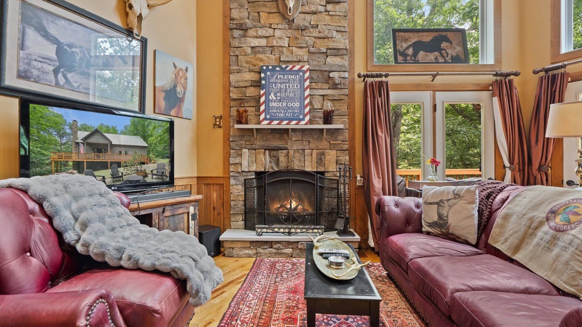 Mount Jackson Cabin | Cozy Chalet w Hot Tub, Loft, Fire Pit & Grill