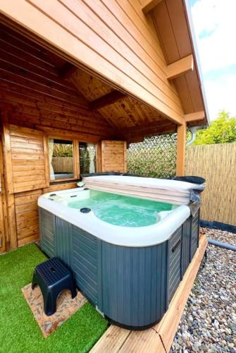 Vijfhuizen House | Cozy chalet with garden and jacuzzi near Amsterdam