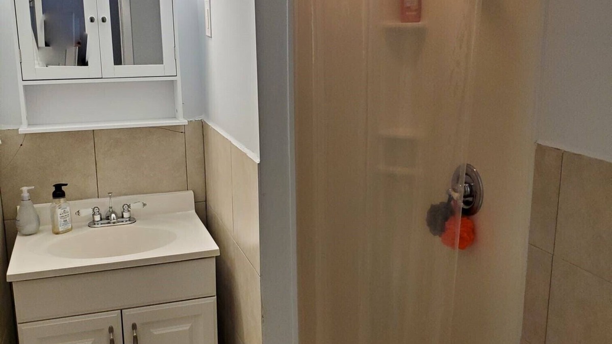 Cedarhurst Cottage | Cozy, Charming and Private Guest House Near JFK, LIRR, NYC!