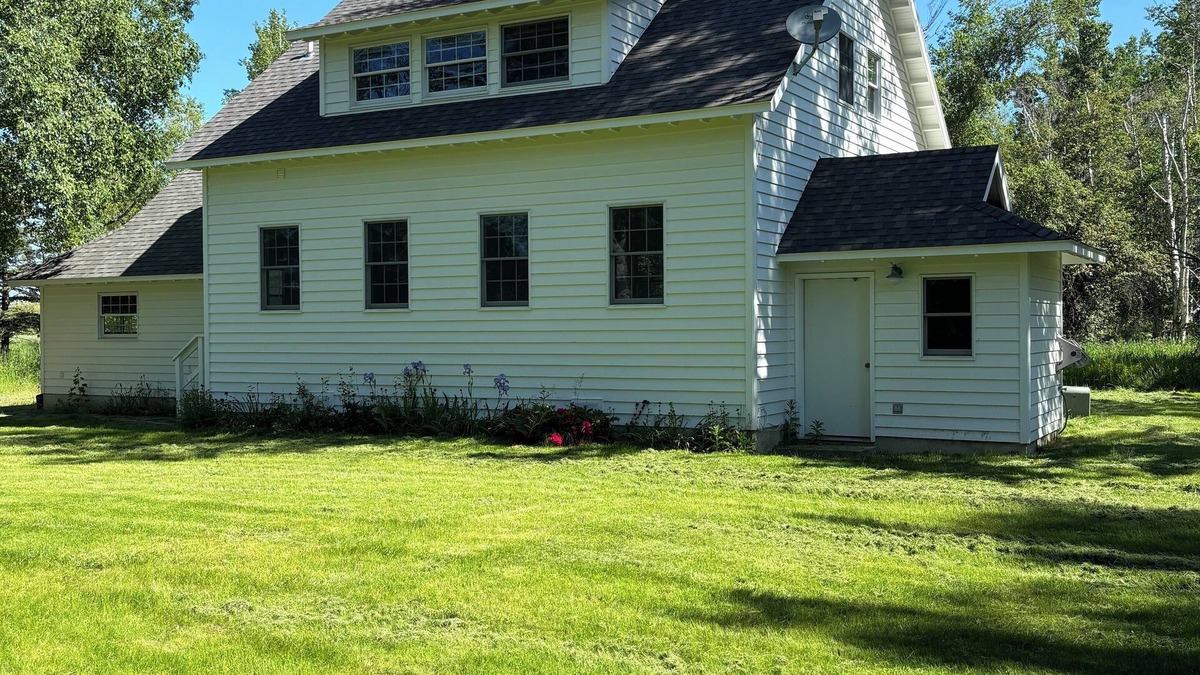 Kalispell Cottage | Cozy charming Flathead Valley Cottage, under the shadow of the Swan Mountains
