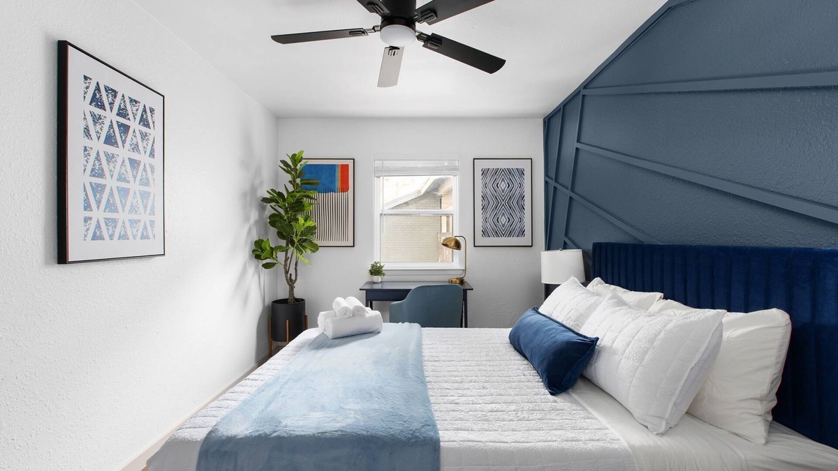 South Lamar House | Cozy-Chic 2BR Patio Ideal for Groups