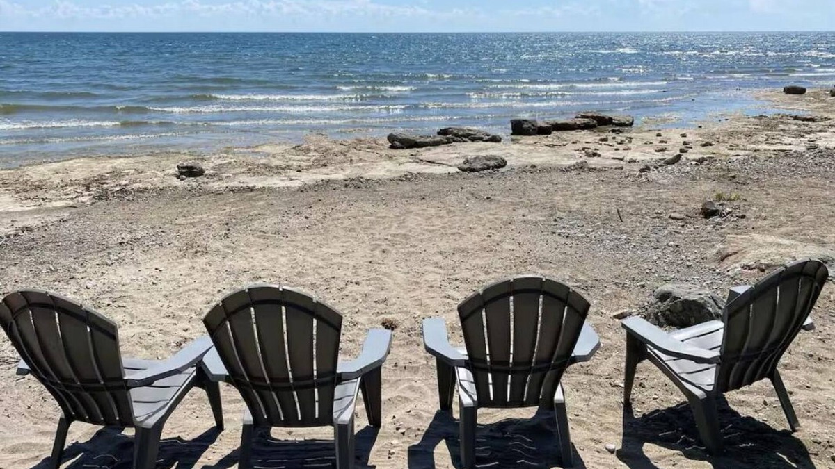 Selkirk Cottage | Cozy Christmas Cottage (waterfront property with oversized entertaining deck)
