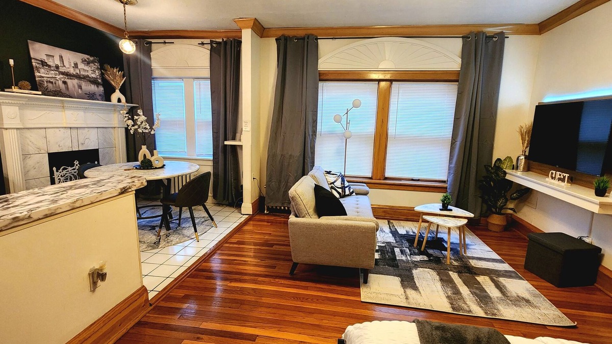 Cleveland Apartment | Cozy CLE East- MINUTES from Clinic, UH, Case, Downtown, Edgewater