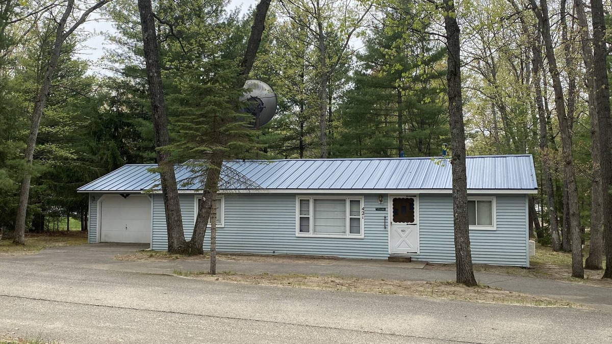 Higgins Lake Cottage | Cozy Clean Quaint Quiet Base Camp Cottage