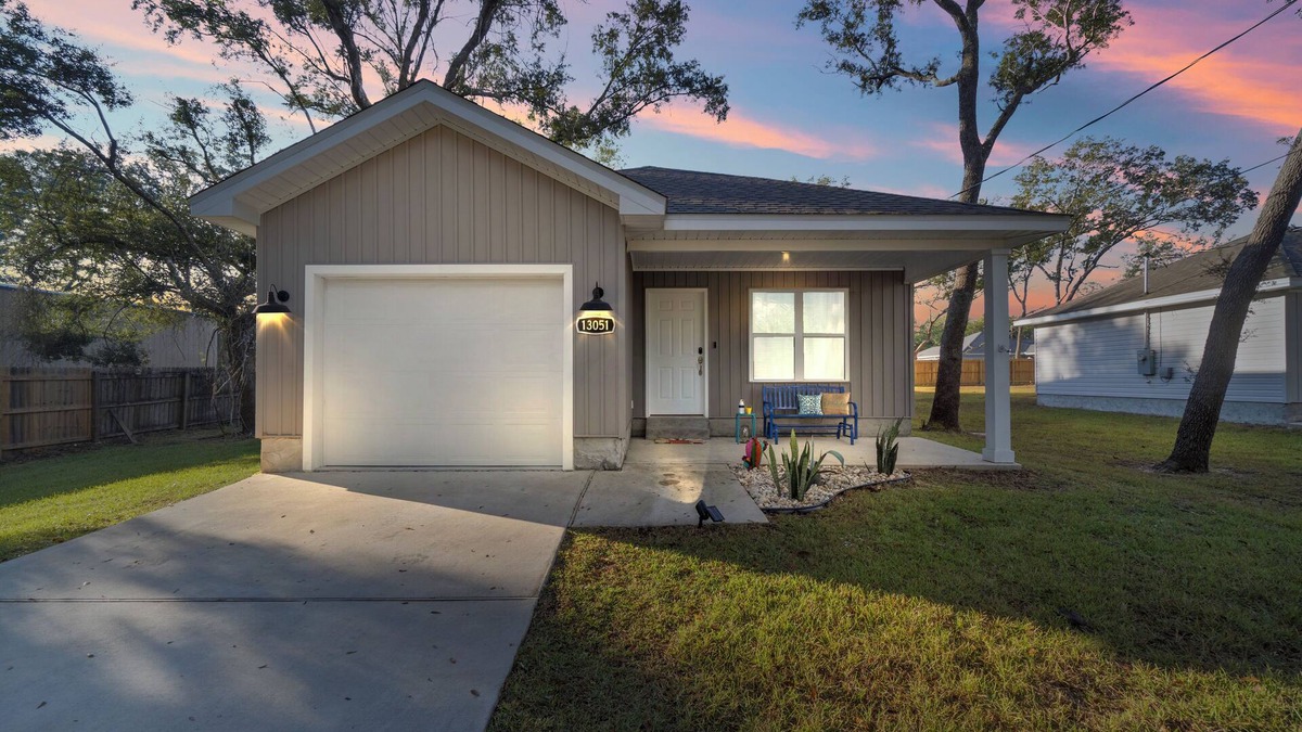 Ono Island House | Cozy & close to FL&AL beaches & Downtown! Owner managed~Large backyard~Stocked!
